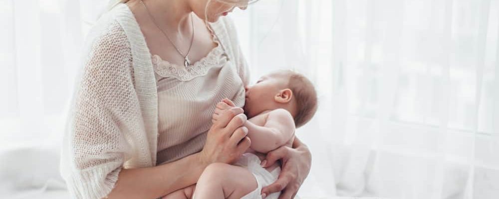 Žloutenka způsobená mateřským mlékem: Děti, které jsou dostatečně kojené, mají stále žlutou kůži a oči