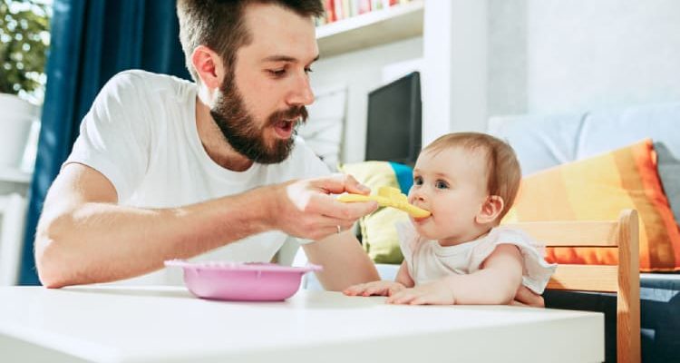 Fortæl mig, hvordan man laver grød til en 8 måneder gammel baby for omfattende udvikling