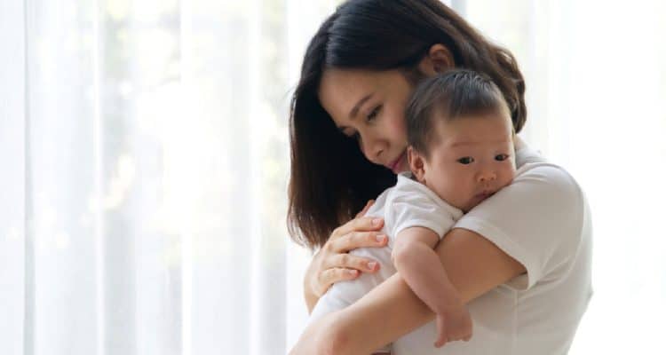 Dítě kousne matku při kojení: Příčiny a způsoby, jak to omezit