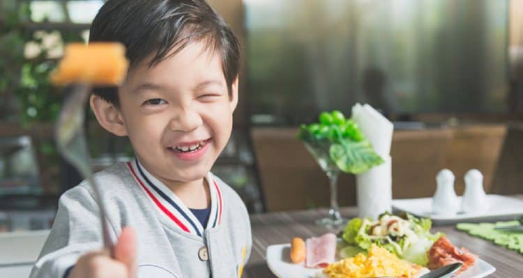 10 tips for å forbedre helsen slik at barnet ditt ikke blir syk når du går på skolen