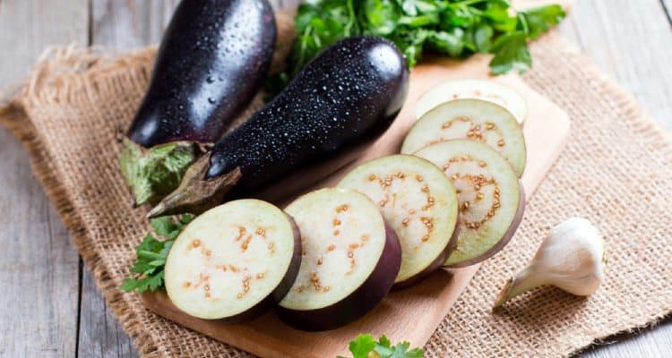 Gravide kvinner spiser aubergine: 7 grunner til å spise, 4 grunner til å unngå