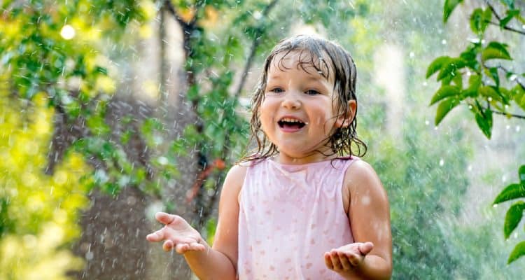 Nechte děti sprchovat se v dešti, hrát si s blátem: Mělo by, nebo ne?