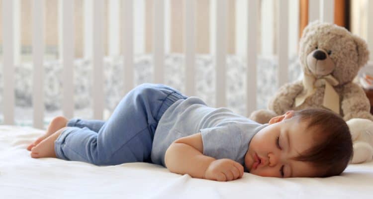 Výhody spaní bez polštáře pro vaše miminko i celou rodinu