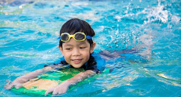 Na co by si měli dát rodiče pozor při výuce plavání dětí v létě?