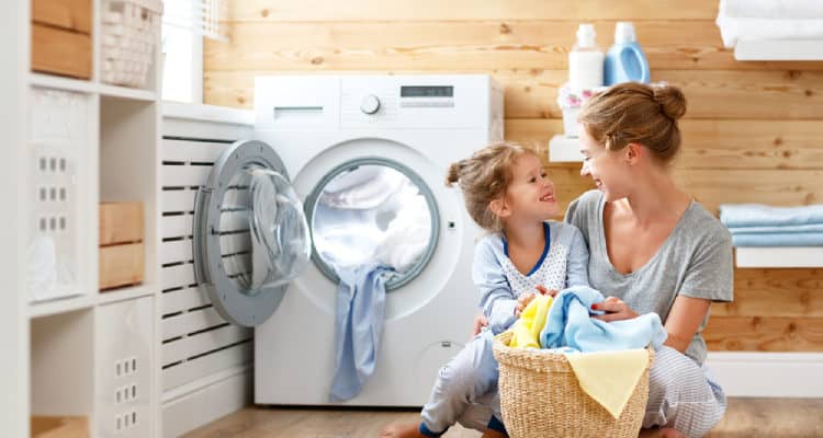 11 skvělých tipů, jak ušetřit čas praním, které byste měli naučit dělat své děti