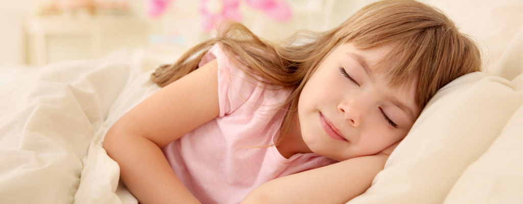 Je neobvyklé, že si děti při spánku skřípou zuby?
