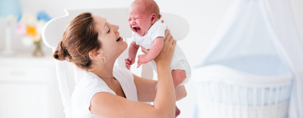 Finn ut årsaken til at babyer gråter mens de ammer