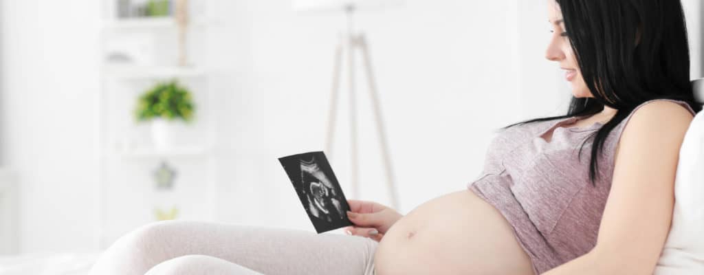 Απλές συμβουλές για να βοηθήσετε τις εγκύους να γυρίσουν τον θρόνο του μωρού με φυσικό τρόπο