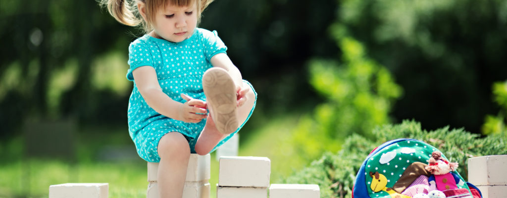Το να μάθετε στο παιδί σας να φοράει παπούτσια δεν είναι πολύ δύσκολο