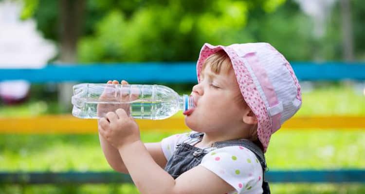 Měly by děti pít balenou vodu?