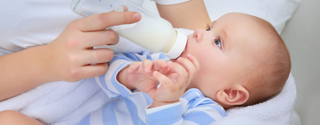 Je bezpečné pro kojence pít kozí mléko?
