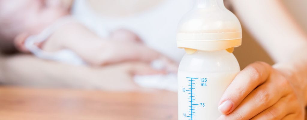 Jak kojit kojeneckou výživu kombinovanou s mateřským mlékem?
