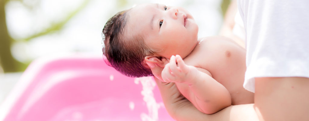Návod, jak koupat novorozené miminko jednoduchý a snadno sledovatelný