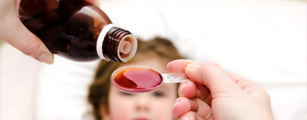 8 chyb, kterých se rodiče často dopouštějí, když dávají svým dětem léky