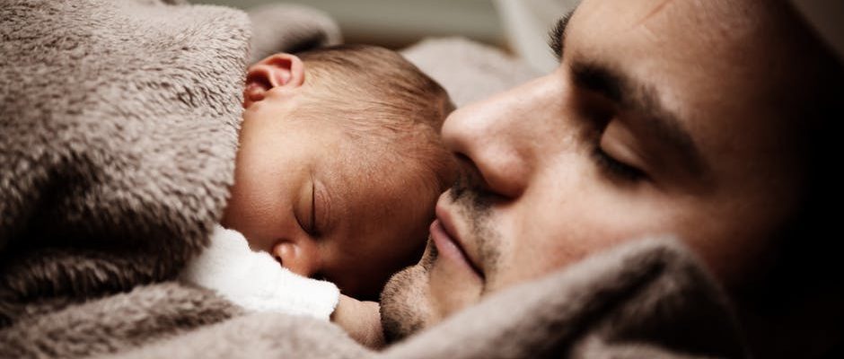 9 způsobů, jak mohou muži pomoci svým ženám s péčí o děti po porodu