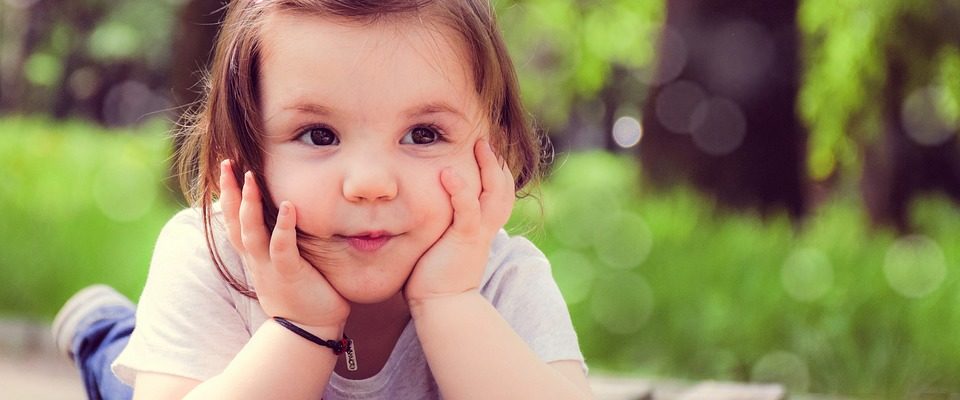 Ensenyament de lletres, números, classificació de formes i colors per a nens de dos anys