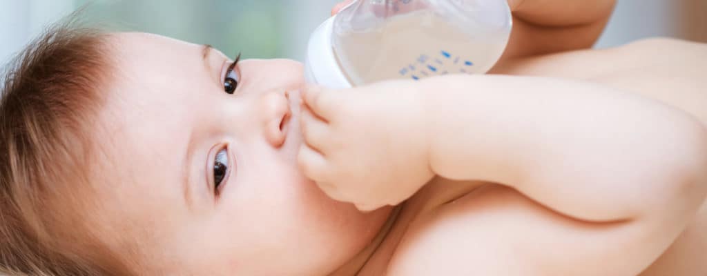 Novorozenci nepotřebují pít jinou vodu než mateřské mléko