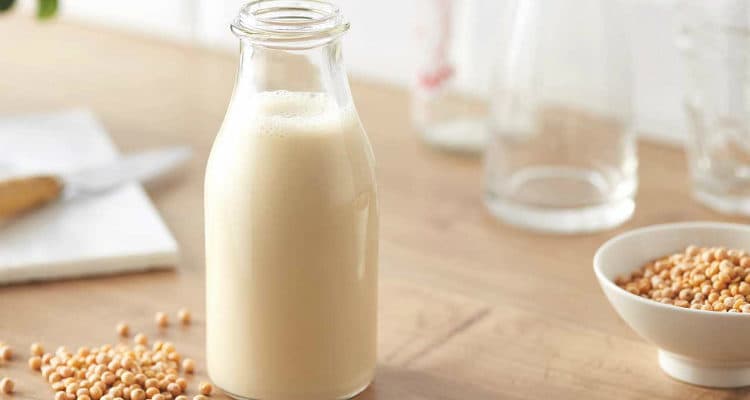 Je bezpečné pro kojence pít sójové mléko?
