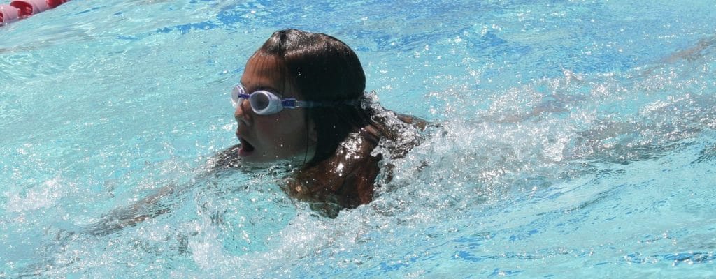 Naučit se plavat pomáhá vašemu dítěti být aktivnějším