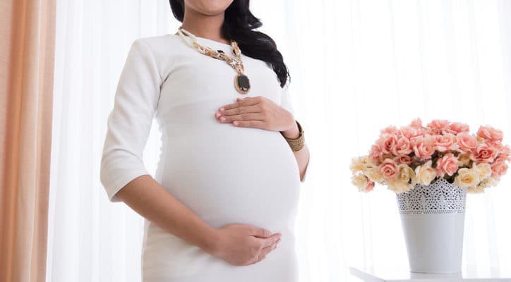 Procedury před odchodem na porodní stůl by měly maminky znát