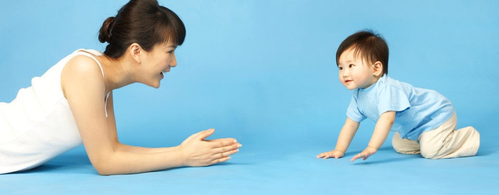 Dítě se začíná plazit: Milník ve vývoji dítěte
