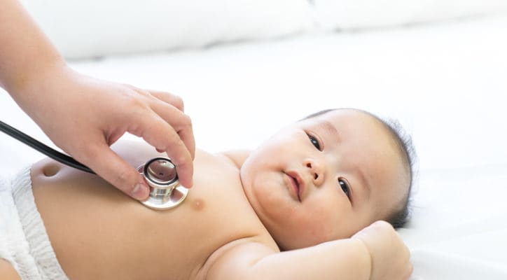 Nadýmání u kojenců, co způsobuje?