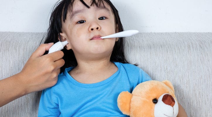 Jak by měli rodiče měřit teplotu dítěte, když má horečku?