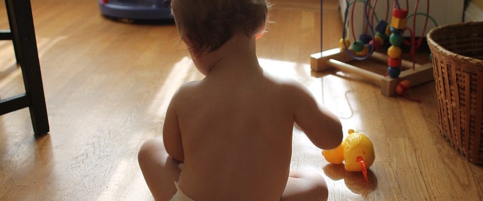 Varför stoppar bebisar ofta allt i munnen?.Vad ska föräldrar göra när deras barn ofta stoppar saker i munnen?