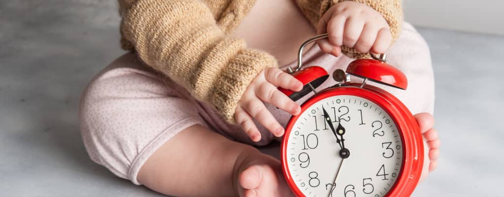4 εξαιρετικά εύκολες συμβουλές για να βάλετε το μωρό σας να κοιμηθεί εγκαίρως από τη γέννησή του