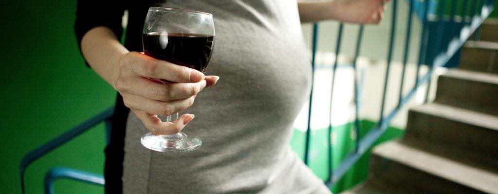 Pití alkoholu, kouření v těhotenství: Škodí těhotným ženám i plodům