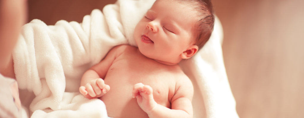 Jak zacházet, když má miminko po narození plochou hlavičku