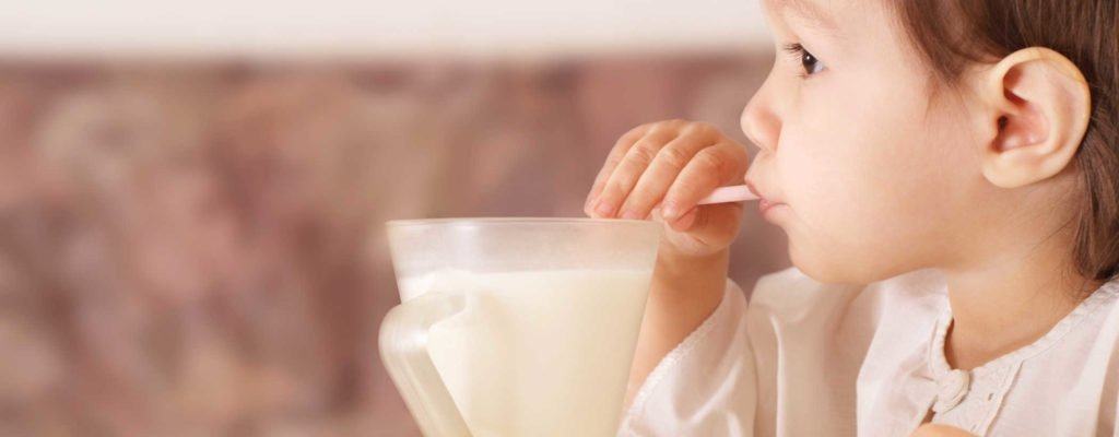 Přepněte své dítě z pití mléka na kelímky
