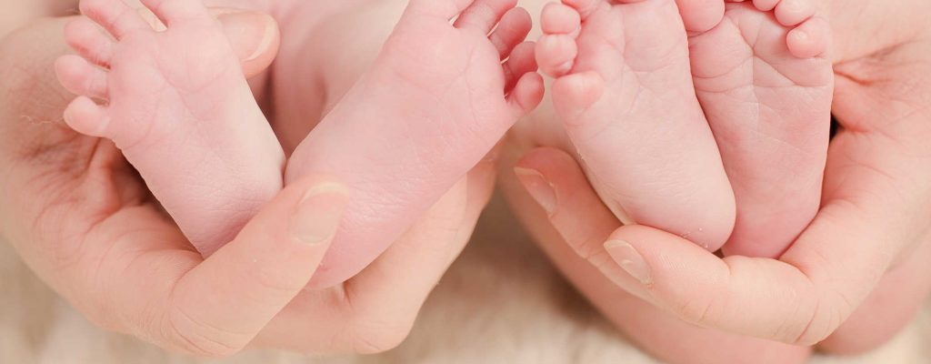 5 tipů při kojení dvojčat