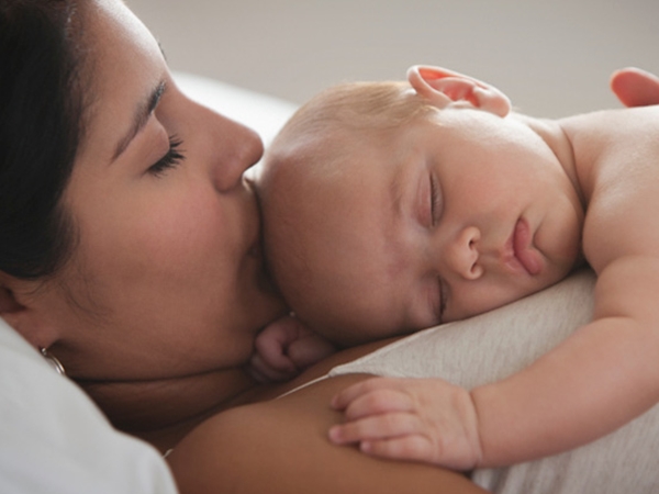 Eliminer dårlige vaner for å hjelpe babyen din til å sove bedre