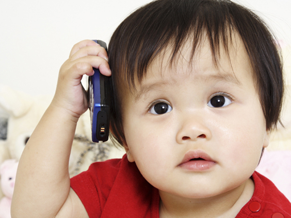 Lag spill for barn fra lommelykter og telefoner