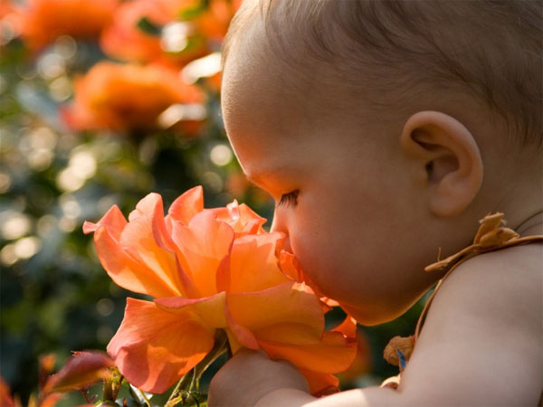 10 veidi, kā pamodināt mazuļa ožas sajūtu