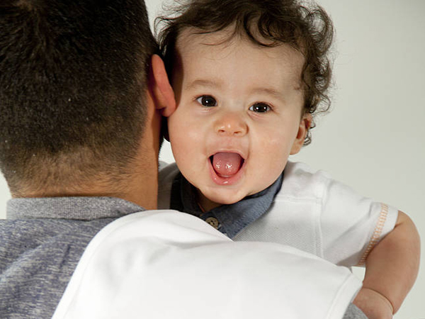 Burp babyen din på riktig måte: Det er ikke vanskelig, pappa!