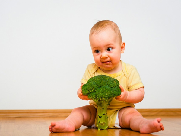 Gjenkjenn tegn på sult og metthet når du mater babyen med faste stoffer