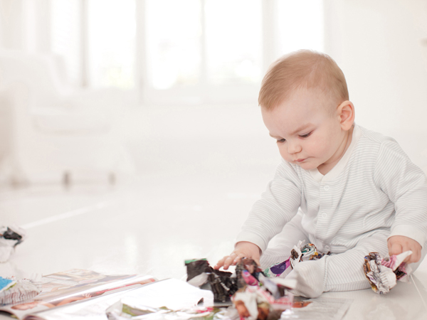 Bruk papirrester til å lage leker til babyen din