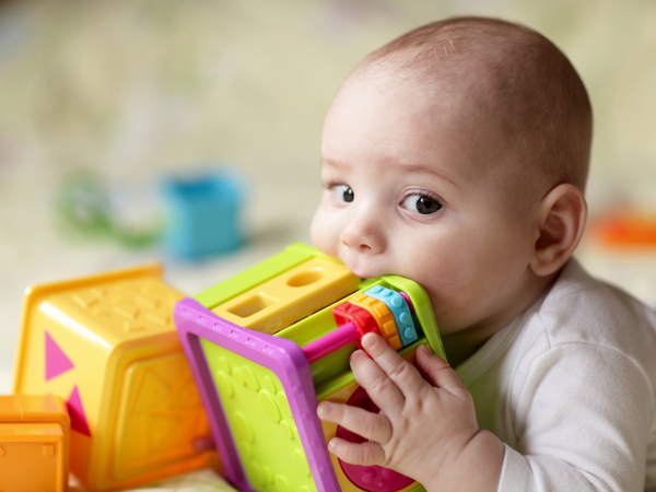 I løpet av de første 2 årene utvikler babyen din seg spektakulært!