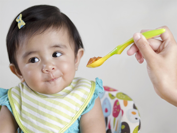 Alimentando ao teu bebé con alimentos sólidos: o segredo para escoller os alimentos para practicar a masticación