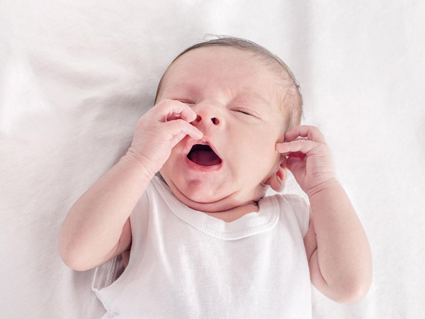 Svar på spørsmålet om hvor mange timer om dagen babyer sover