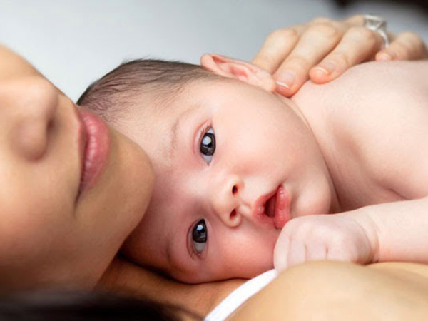 Hvordan ta vare på en nyfødt baby innen 24 timer