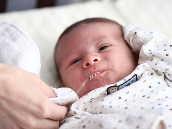 Liječenje kada beba pljuje mlijeko i hripa