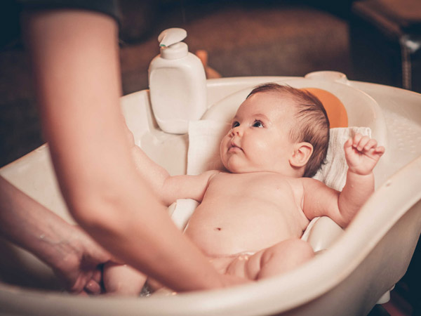 Hvordan bade en nyfødt baby med forkjølelse med ingefærvann effektivt?