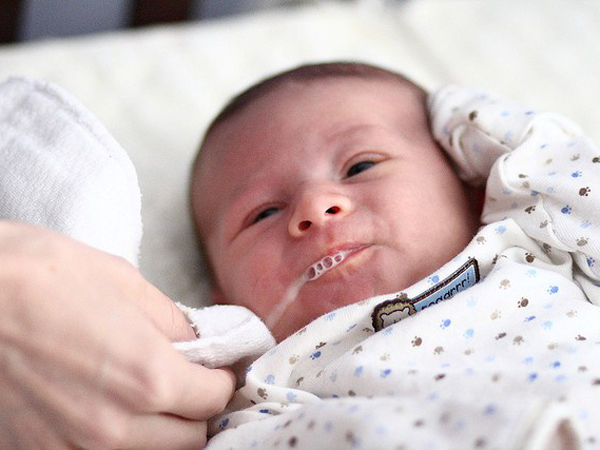 6 gode måter å håndtere melkeoppkast hos babyer