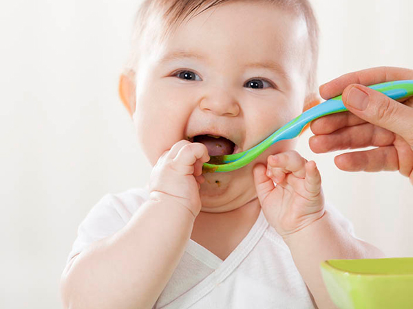 Hvor mange måltider om dagen er nok for en 5 måneder gammel baby?