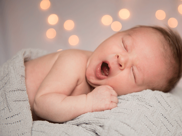 Απλώς κάνοντας επίμονα αυτά τα 3 απλά πράγματα θα βοηθήσετε το μωρό σας να κοιμάται όλη τη νύχτα
