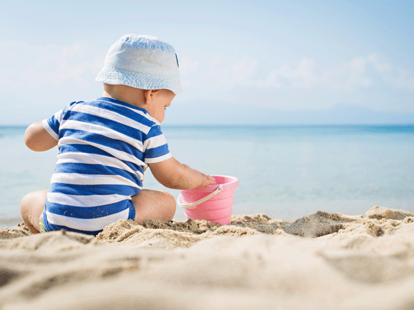 Potrebne stvari za bebe: Što vam je potrebno za odlazak na plažu ovog ljeta?