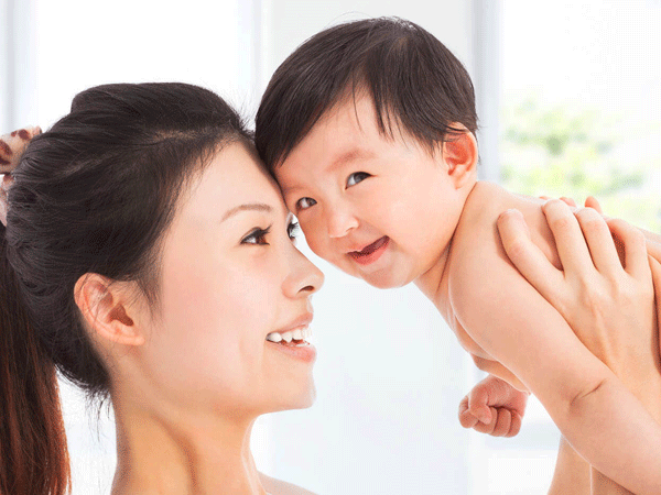 4 λόγοι για τους οποίους τα μωρά αγαπούν τις μαμάδες τους να αγκαλιάζονται
